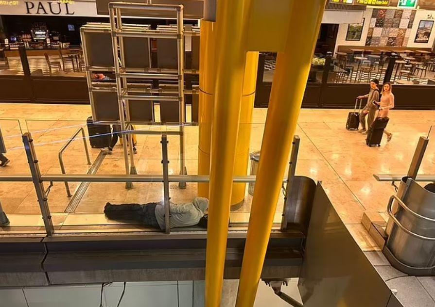 Таен град на бездомници - в какво се превърна голямо летище в Испания