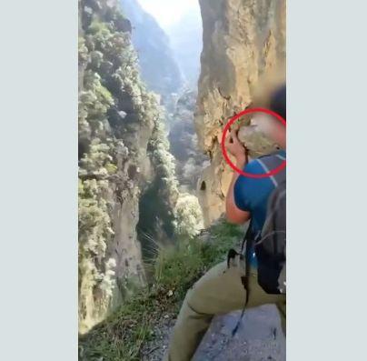 Турист отнася колосална глоба в евро заради... хвърлен камък