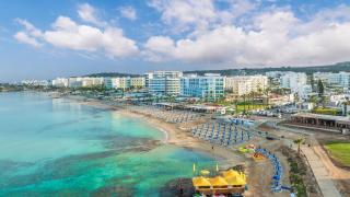 Кипърски курорт слага край на резервирането на шезлонги с кърпи