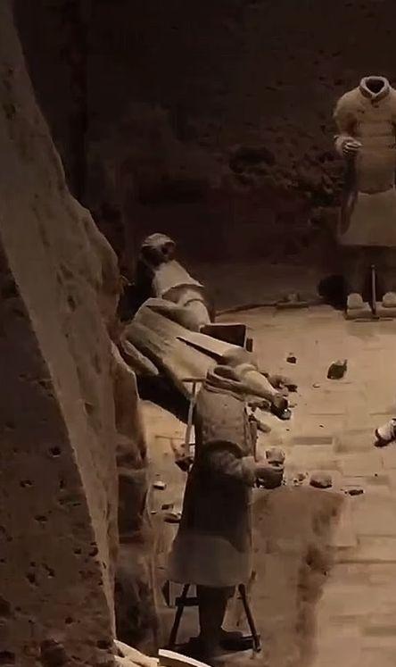 Турист скочи върху статуи от Теракотената армия и ги повреди Видео