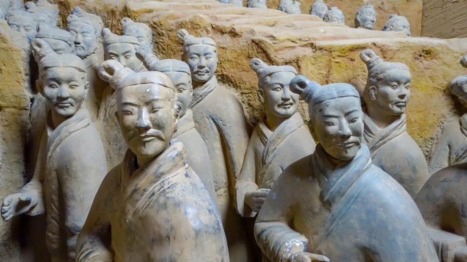 Турист скочи върху статуи от Теракотената армия и ги повреди Видео