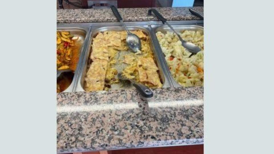 Попиляха английската баба, оплакала се от липса на пържени картофи на Корфу