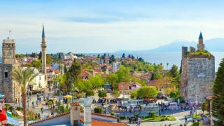 Свалиха пиян пътник от самолета, часове по-късно го намериха мъртъв в Анталия