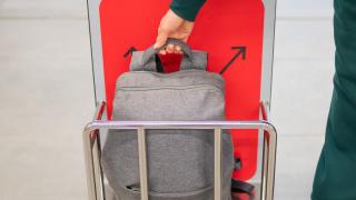 Войната за ръчния багаж: Защо авиокомпаниите ни таксуват допълнително и как да се спасим