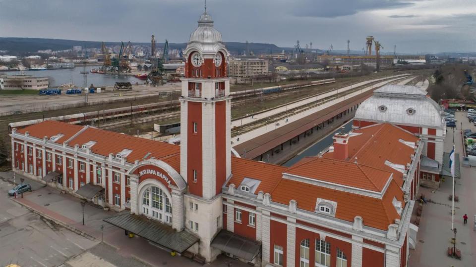 Влак, самолет или автобус - как е най-евтино да стигнем от София до морето