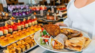 Експерт разказва каква храна е най-добре да се избягва в курорти с ол инклузив