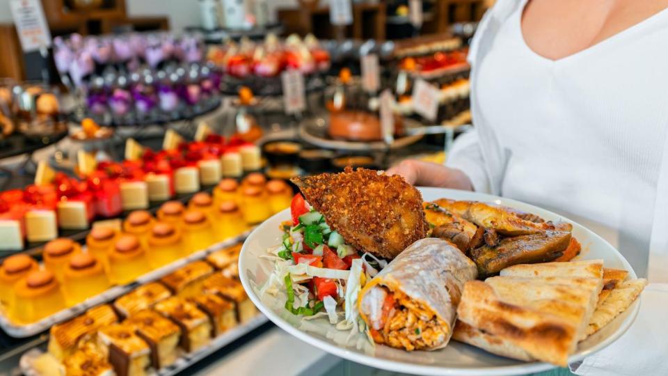 Експерт разказва каква храна е най-добре да се избягва в курорти с ол инклузив