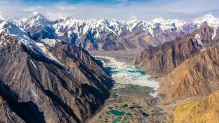 Езерото Мерцбахер: Невероятно природно явление в сърцето на Азия