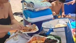 Жена си извади манджата на плажа и мрежата полудя Видео