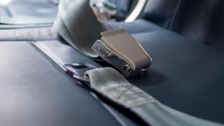 Разкрита е истинската причина защо стюардесите носят различни от пътниците предпазни колани