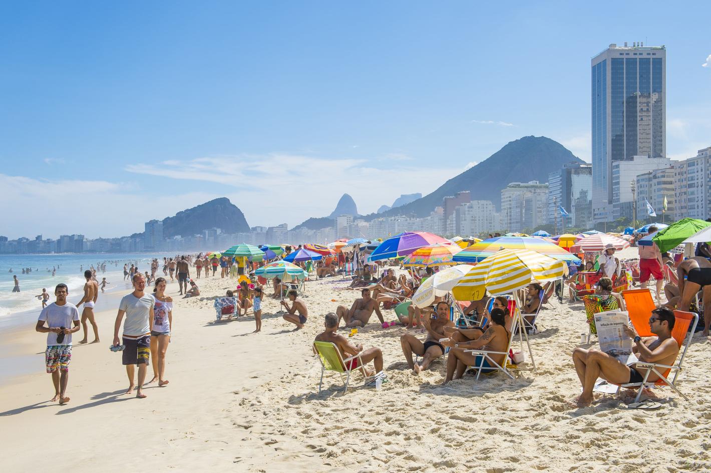 Шок за Копакабана: Спират самбата и коктейлите на плажа?