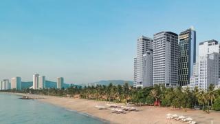 Къде 5-звезден хотел с частен плаж струва колкото пица в София?