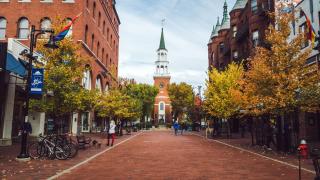 В този град хората ходят голи по улиците - но не за дълго