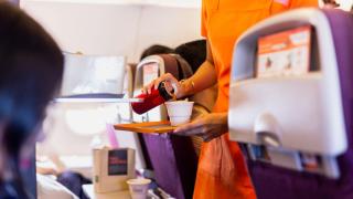 Стюардеса разкрива най-лошата напитка, която се сервира в самолет