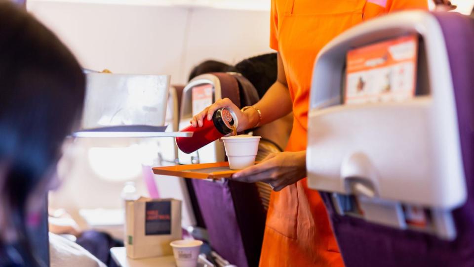 Стюардеса разкрива най-лошата напитка, която се сервира в самолет