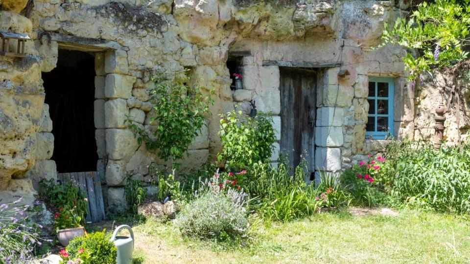 Долината на Лоара и нейните тайни къщи в скалите