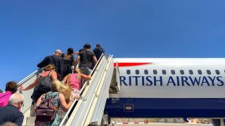 Защо винаги се качваме на самолет от една и съща страна