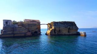 Остров Гайола: Красота, мистерия и история