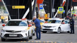 Съпруг и съпруга закъсняха за летището заради груб таксиджия и спечелиха 5-цифрена сума