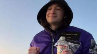 Слънцето грее в полунощ! Пътешественик показа видео от град, където нощ НЯМА, а хората питат: "Как изобщо се спи тук?!"