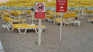Табели на плажа в Приморско вбесиха плажуващите!