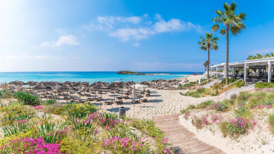 Отнеха почетния "син флаг" на 12 плажа в Гърция