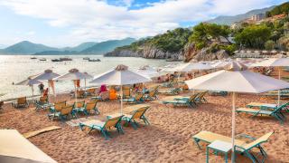 Фекалии в морето и високи цени: Перлата на Адриатика ни засенчи