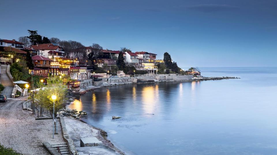 Скъпо или евтино? Касови бележки от Несебър и Турция подпалиха мрежата