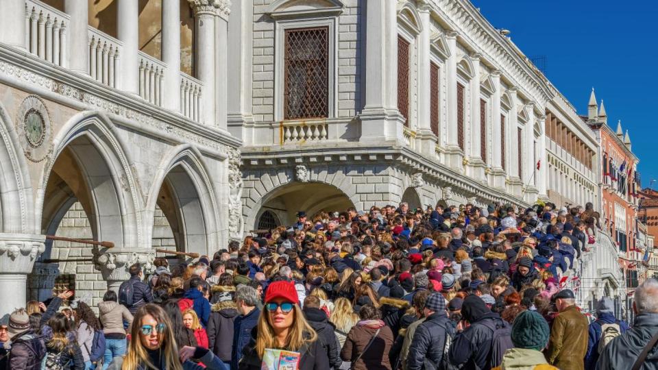 „Отвратителен“ европейски град „на ръба на колапса“ - масовият туризъм го прави „негоден за живеене“