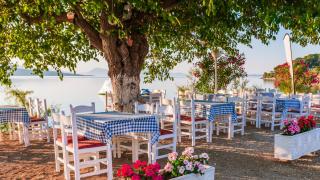 На море в Гърция: 6 души в двойна стая и полупразни таверни