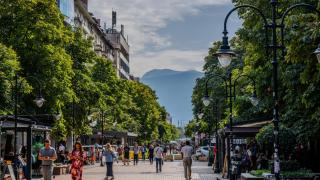 Шум, куфари и чужди езици – така изглежда вече животът в центъра на София