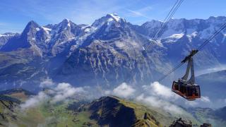 Мюрен: Зашеметяващото село без автомобили, до което се стига с въжена линия