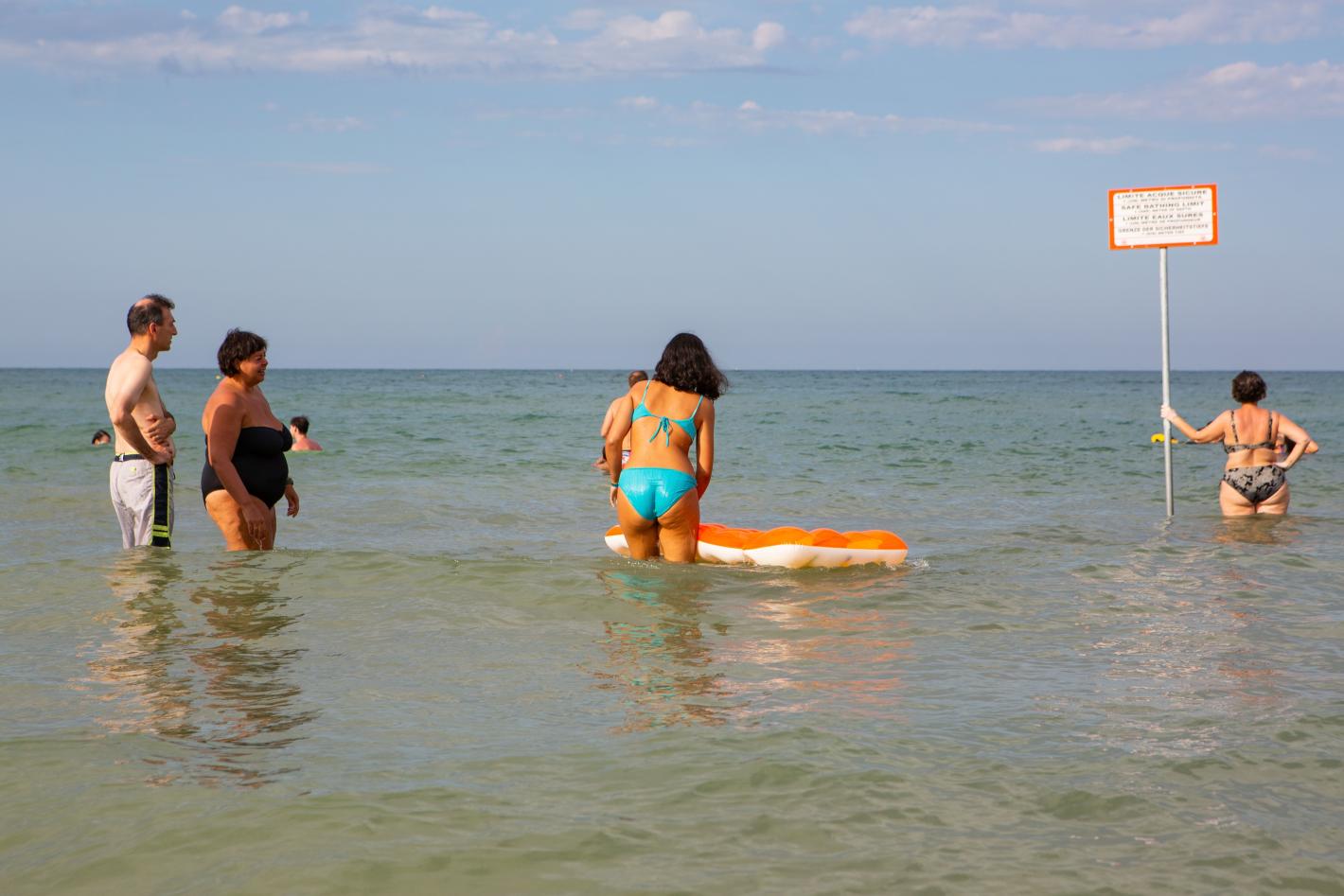 Какво се случва, ако се изпишкате в морето или реката - учените с обяснение