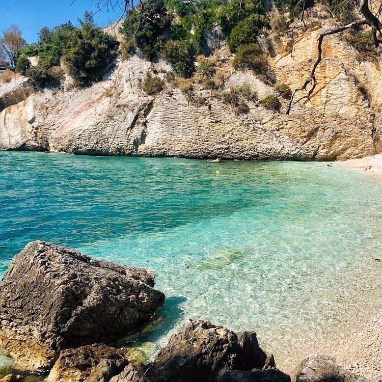 Много хора не са чували за този плаж в Черна гора, а той има кристално чиста вода