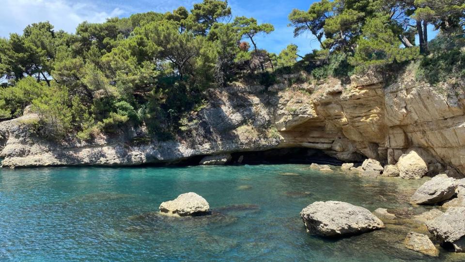 Много хора не са чували за този плаж в Черна гора, а той има кристално чиста вода