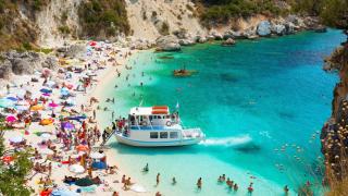 Такса от 10 евро за достъп до обществен плаж в Гърция