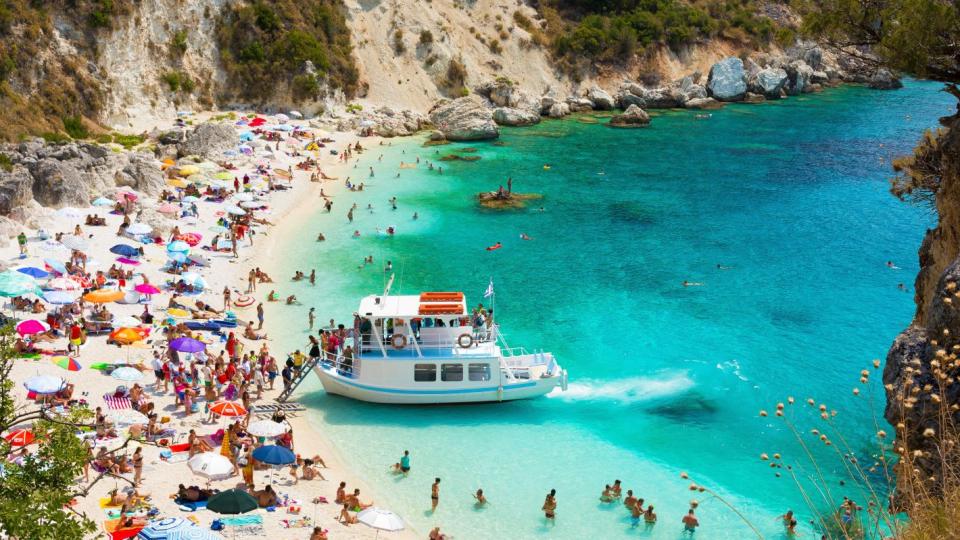 Такса от 10 евро за достъп до обществен плаж в Гърция