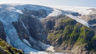 Американски журналист оцеля потрошен и разкъсан в планина в Норвегия с ужасяващо хрумване