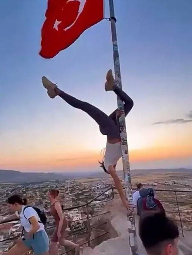 Туристка извъртя танц на пилон с турско знаме, погнаха я Видео
