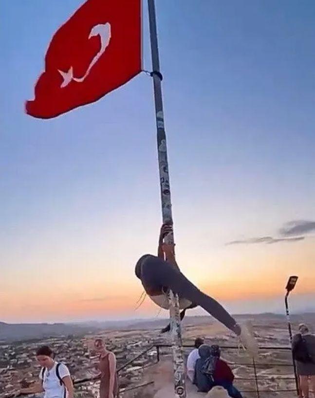 Туристка извъртя танц на пилон с турско знаме, погнаха я Видео