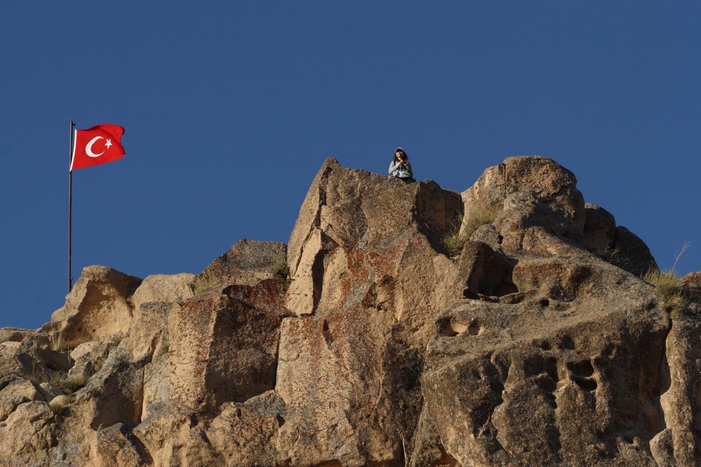 Туристка извъртя танц на пилон с турско знаме, погнаха я Видео