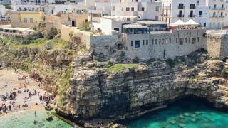 Най-сниманото място в Италия: Там, където къщите висят над морето, а времето спира