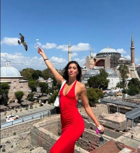 Туристка извъртя танц на пилон с турско знаме, погнаха я Видео