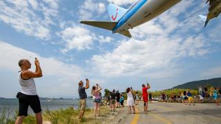 Зрелище и риск на Скиатос: самолети, куфари и паника на плажа Видео