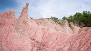Розовите пирамиди край Кърджали – природна магия на няколко минути от града