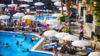 Войната за шезлонги ескалира: Туристи в шок от това Видео