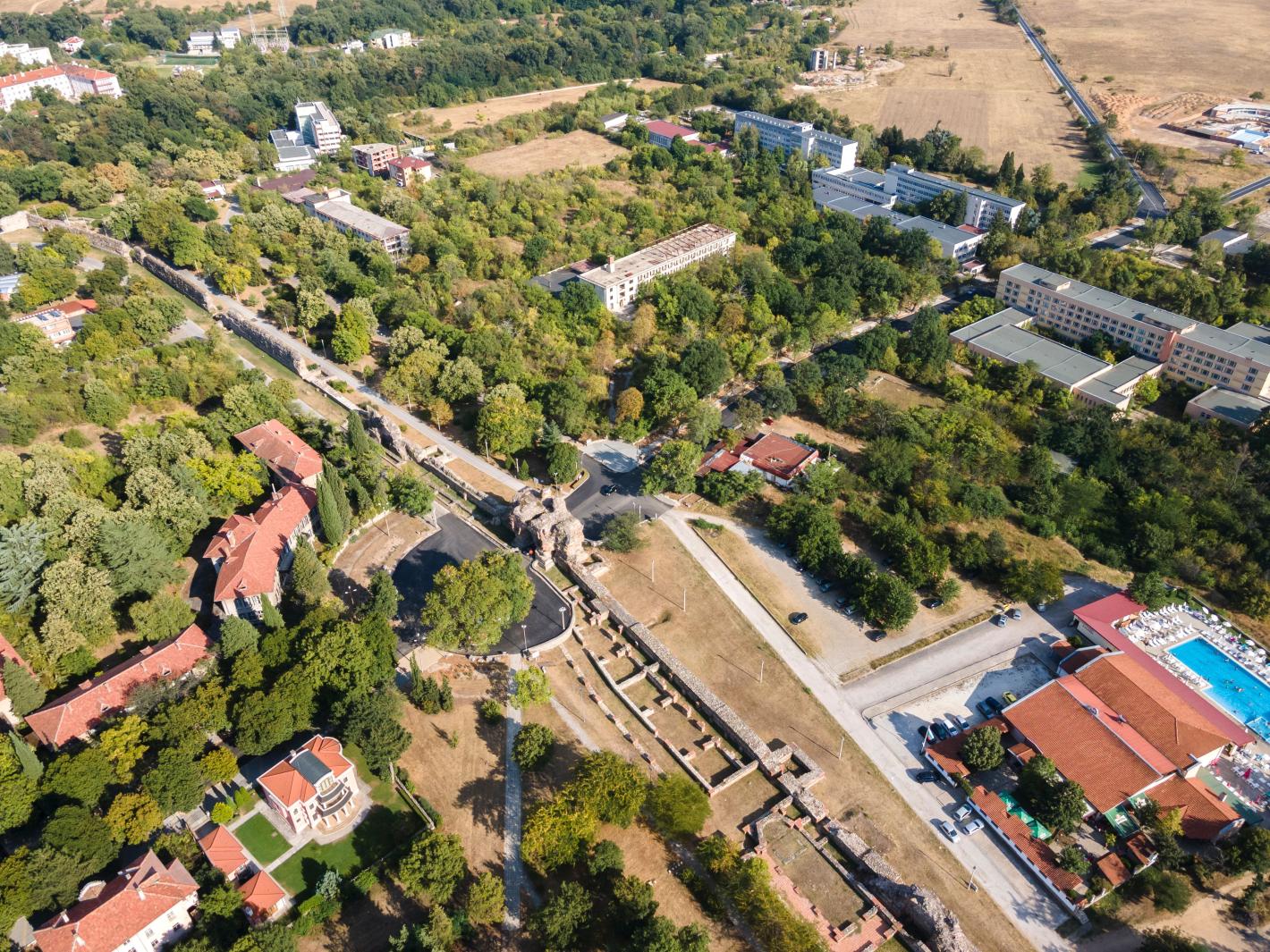 Древен български град с минерални извори, легенди и римски крепости