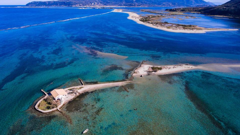 Зашеметяващият гръцки остров, който е само плаж