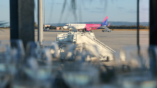 Wizz Air върна дълго чакан полет от Варна и изненада 8 късметлии с „розови билети“