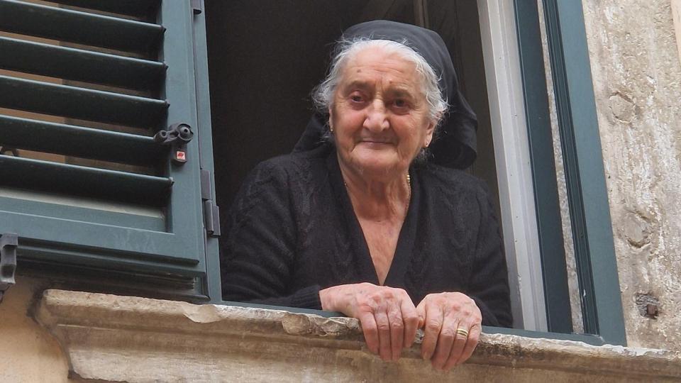 94-годишна италианска баба се превърна в туристическа сензация заради дрехите си